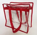 Detalle de bolsa transparente de PVC con ribete rojo para estadios y conciertos. - Rojo