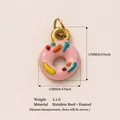 Piccolo ciondolo a ciambella in acciaio inox con smalto rosa e anello dorato per gioielli - Donut