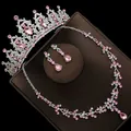 Detailansicht eines silbernen Brautschmucksets mit rosa Kristallen auf einer Box - Ohrstecker-Stil / Dreiteiliges Set / Silber (Rosa Strass)