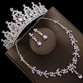 Nahaufnahme des Brautschmuck-Sets mit lila Kristallen, Diadem, Halskette und Ohrringen - Ohrstecker-Stil / Dreiteiliges Set / Silber (Violetter Strass)