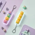 Nahaufnahme des mechanischen Katzenpfoten-Schlüsselanhängers mit buntem leuchtendem LED-Licht - 4-Tasten-Ausrichtung / Leichtgewicht / Gelb