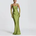 Elegante abito da sera in raso verde oliva, vestibilità aderente e bustino arricciato. - US2 / Tops / Verde-giallo