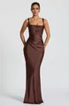 Elegante abito da sera lungo in raso marrone cioccolato vestibilità slim per eventi - US2 / Tops / caffè
