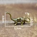Vista detallada de una figura de dinosaurio de latón antiguo con medidas de tamaño - Diplodocus