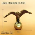 Figurine d'aigle en laiton sur une base sphérique, décoration de table miniature cadeau. - Aigle marchant sur une balle