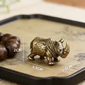 Dettaglio macro di un mini ornamento a rinoceronte ramato con indicazione delle misure - Rinoceronte Piccolo