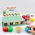 Primo piano di una mano che preme una palla rotante 3D accanto alla sua scatola da 12 - Imballaggio in Scatola Giroscopio / 1 Pezzo / Colore Casuale