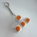 Detalle de un llavero antiestrés con cuatro teclas de teclado con diseño de pan - Cuatro Teclas en T / Sin Efecto de Luz / Pan de Caramelo
