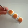 Llavero fidget con interruptor de teclado y tres mini panes para el estrés - Tres Teclas Lineal / Sin Efecto de Luz / Pan de Caramelo
