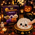 Nahaufnahme eines glitzernden Halloween-Geist-Squishy-Brötchens auf einem Dampfkorb - Kartonverpackung / Süßer Geist