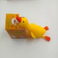 Jouet canard souple jaune sortant de sa boîte d'emballage orange d'origine. - Forme de Canard / Jaune