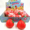 Dettaglio dei giocattoli antistress a forma di fragola in confezione da 12 pezzi - Fragola di Simulazione / Rosso