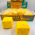 Vue détaillée d'un jouet à presser de 7 cm en forme de fromage jaune pour se détendre - Style Fromage Jaune / Carré de Fromage à la Farine 7*7