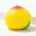 Realistisches gelbes Pfirsich-Squishy-Spielzeug zum Stressabbau mit grünem Blattdetail - Pfirsichform / 1 Stück / Gelb