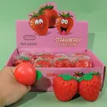 Set mit erdbeerförmigen Stressabbau-Squishy-Spielzeugen in einer rosa Displaybox - Erdbeere / 1 Stück / Rot