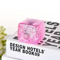 Detailaufnahme eines rosafarbenen Glitzer-Malzzucker-Wurfel-Squishy-Spielzeugs - 5cm / Aurora Rosa