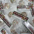 Detailansicht von glitzergefüllten Weihnachts-Quetschbällen in festlicher Einzelverpackung - Weihnachts-Süßigkeiten-Ball-Stil / 5cm Header Beutel / bunt