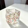 Vue détaillée d'un jouet anti-stress de Noël translucide rempli de confettis brillants - Sachet OPP de 5,5cm / Noël Arc-en-Ciel
