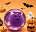Dettaglio del giocattolo squishy pipistrello viola di Halloween su sfondo zucca - Confezione di Maltosio da 5.5cm / Pipistrello Viola