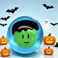 Primo piano di un giocattolo antistress blu traslucido con testa di mostro verde - Confezione di Maltosio da 5.5cm / Testa di Fantasma Blu