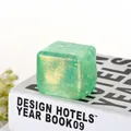 Grünes, durchsichtiges Malzzucker-Eiswürfel-Quetschspielzeug mit goldenem Glitzereffekt - 5cm / Auroragrün