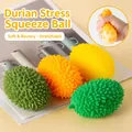 Gedetailleerd overzicht van kleurrijk durianvormig knijpspeelgoed met zachte textuur - Simulatie Durian Vorm / Durian Geel