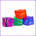Close-up van vier kleurrijke waterrimpelpatroon kubus squishy toys voor stress. - Zakverpakking / Marmerpatroon IJsblokje
