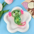 Nahaufnahme des grünen Glitzer-Axolotl-Quetschspielzeugs mit schimmernden Pailletten - 3D Stil (RYNN-1) / Grün