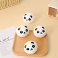 Vista dettagliata di quattro simpatici giocattoli antistress a forma di panda su un vassoio - Stile Testa di Panda