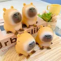 Vue détaillée de quatre adorables jouets anti-stress Capybara orange sur un bureau - Style Assis (6*4cm) / 6*4cm