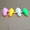 Un set de cuatro coloridos patos para apretar para juego sensorial y para antiestrés - Estilo Pato