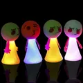 Cuatro muñecos de resorte saltarines LED de colores con varias caras de emoji lindas - Tamaño Grande Con Luz Estilo / 8.5x4cm / Multicolor Aleatorio