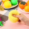 Vista dettagliata della consistenza morbida di un durian antistress schiacciato a mano - Durian (Stile Farina/Misto) / 1 Pezzo