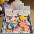 Vista macro detallada de coloridos juguetes squishy de pata de gato en caja de venta - Juego de 12 (Unidad de Caja de Presentación) / Colores Mezclados