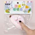 Détail en gros plan montrant la texture souple et molle d'un jouet anti-stress banane rose. - Banane Rose Trapue / Rose