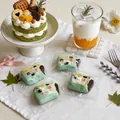 Gros plan sur quatre jouets de décompression en silicone en forme de gâteau vert - Gâteau au Chocolat / Vert