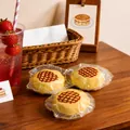 Vue rapprochée de trois jouets squishy pouding gaufre en emballages individuels - Style Pudding à la Gaufre / Orange