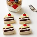 Vue détaillée de quatre jouets antistress en silicone en forme de part de gâteau. - Gâteau aux Fraises / 4 Pièces/Paquet