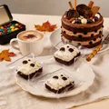 Détail de trois jouets squishy en forme de brownie panda emballés individuellement. - Chocolat au Café Blanc / Blanc