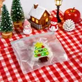 Primer plano de un adorable juguete de silicona de árbol de Navidad en su bolsa. - Árbol de Navidad / Rojo