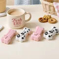 Détail de jouets anti-stress mignons en silicone en forme d'os aux couleurs rose et panda. - Chien en Longue Bande / Pêche