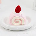 Détail d'un jouet anti-stress en silicone en forme de gâteau à la fraise sur une assiette - Roulé à la fraise / Rose
