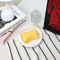 Vue macro détaillée d'un jouet spongieux en silicone jaune en emballage transparent - Style Gâteau au Chocolat (Gâteau de Riz) (snlnnl) / Gâteau au Chocolat / Jaune