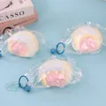 Vue détaillée d'un jouet de pain mou avec garniture rose et petite clochette bleue - Pain Mordillé / Bleu lac