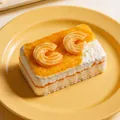 Gros plan d'un jouet squishy en silicone en forme de gâteau avec des biscuits en C. - Forme de Pain en Spirale / Jouet Anti-stress / Pain en Spirale