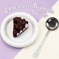 Jouet squishy gâteau au chocolat triangulaire avec sauce et cerise sur une assiette. - Jouet Anti-stress / Sauce Chocolat