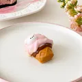 Détail macro d'un jouet squishy ours crème glacée rose en silicone souple alimentaire - Jouet Anti-stress / Ours Glace Rose