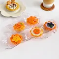 Vue détaillée de cinq jouets à presser en forme de tarte aux fruits dans un emballage plastique - Jouet Anti-stress / Tarte aux œufs