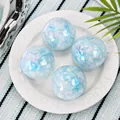 Primo piano di quattro palline antistress in silicone blu glitterate su piatto - Stile Paillette Stella e Luna / Set di 4 / Celeste
