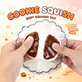 Détail montrant la texture d'un jouet spongieux en silicone souple et extensible - Jouet Anti-stress / Demi-biscuit Cassé